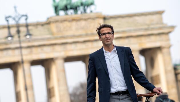 Heinrich Strößenreuther (Grüne) vor dem Brandenburger Tor in Berlin