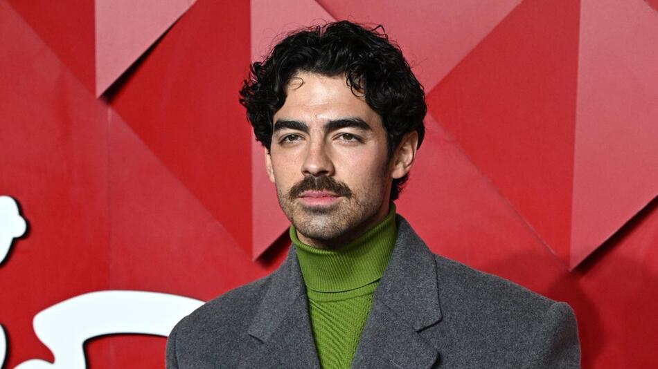 Joe Jonas hat seinem Dreitagebart jetzt ein Update verpasst.