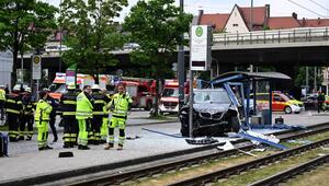 Auto fährt in Haltestelle