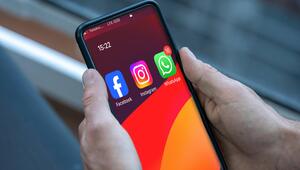 Smartphone mit Facebook, Instagram und WhatsApp