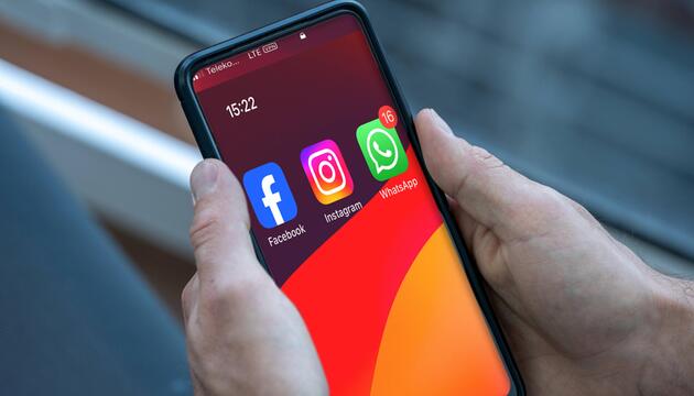 Smartphone mit Facebook, Instagram und WhatsApp