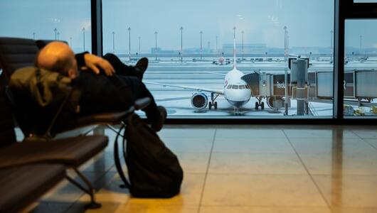 Ein Mann liegt im Terminal des Flughafens Berlin/Brandenburg.
