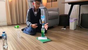 Präzisionsarbeit: Junge wirft Flasche auf Würfelturm – und kann jubeln