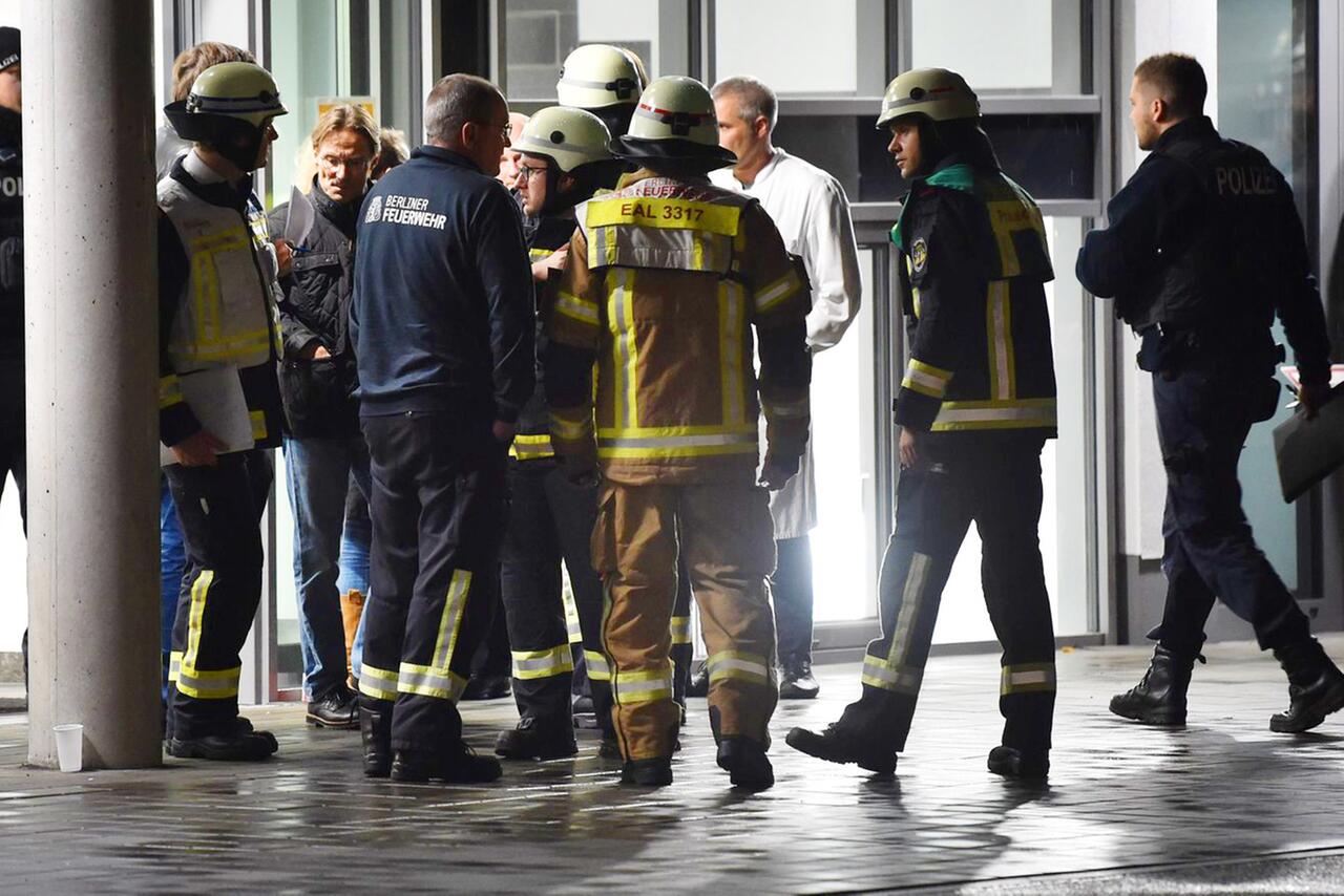 Bild zu A dead man after stabbing with a knife in a private clinic in Berlin