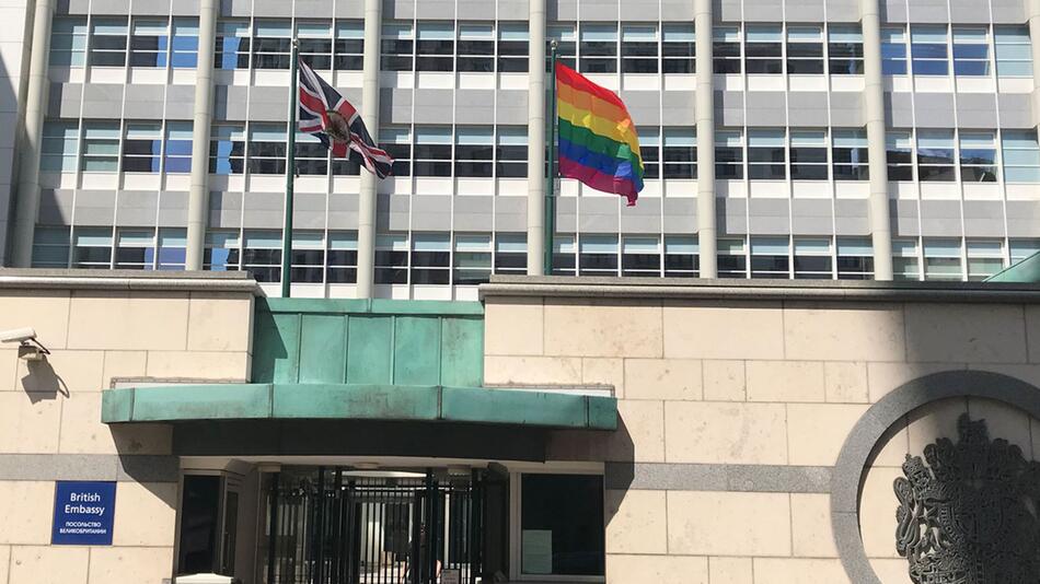 Regenbogenfahne an britischer Botschaft