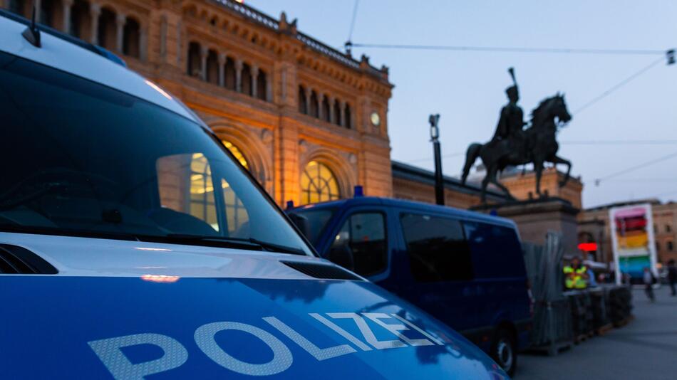 Polizei vor dem Hauptbahnhof - Archiv