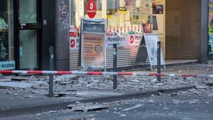 Fassade stürzt in die Tiefe – zwei Schwerverletzte