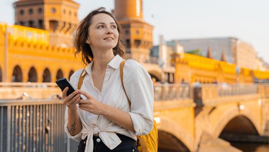 Frau mit Smartphone