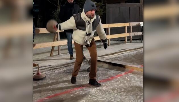 Thomas Müller zeigt sein Talent beim Eisstockschießen