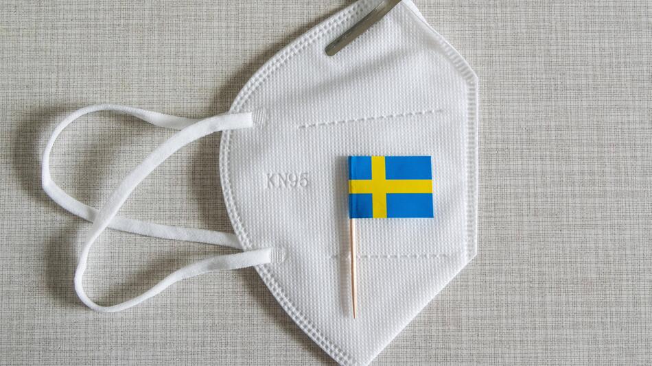Flagge von Schweden auf einer FFP 2 Atemschutz Maske