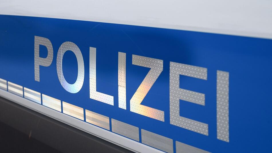 Der Polizei-Schriftzug auf einem Einsatzwagen.