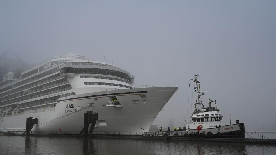 Kreuzfahrtschiff "ASUKA III" verlässt Baudock der Meyer Werft