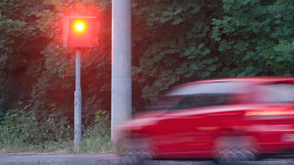 Polizist mit Geschwindkeitsmesser