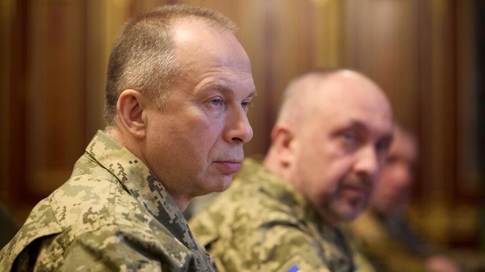 Ukrainischer Präsident Selenskyj trifft neue militärische Führung