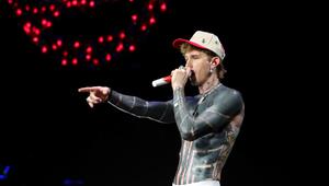 Machine Gun Kelly wurde nach seinem riesigen Blackout-Tattoo gelb
