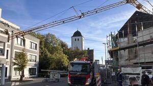 Kran kippt und stürzt auf Wohnhaus