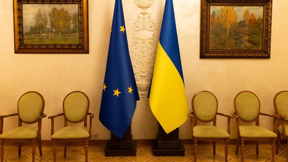 Ukrainische und europäische Flagge