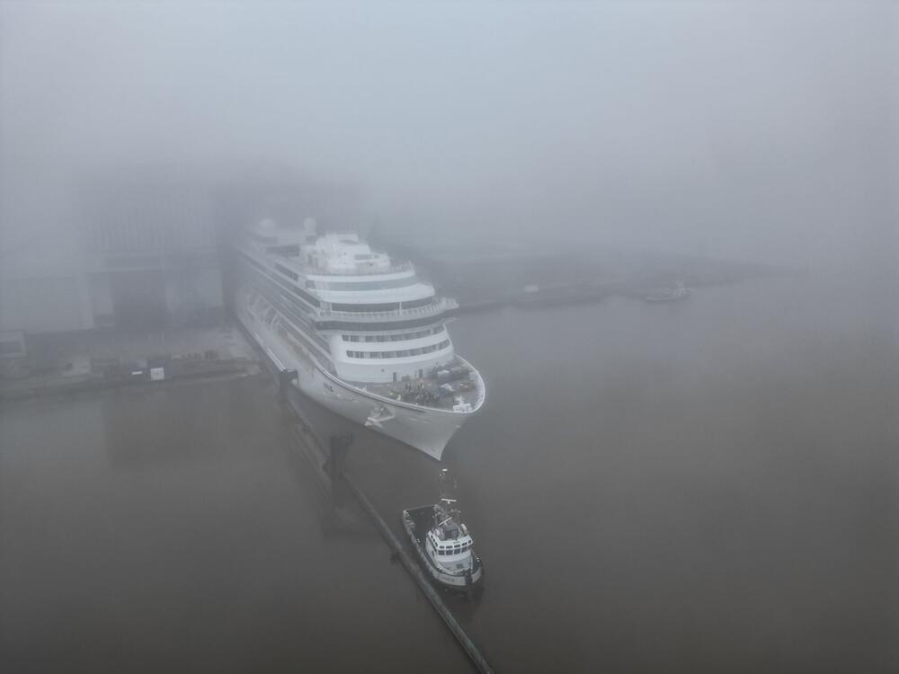 Kreuzfahrtschiff "ASUKA III" verlässt Baudock der Meyer Werft