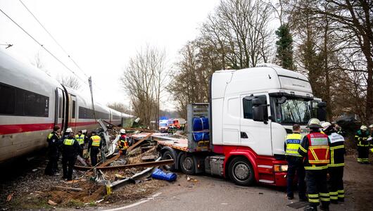 ICE stößt in Hamburg mit LKW zusammen