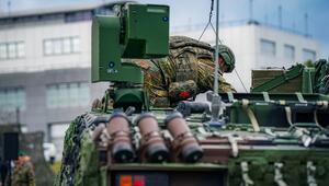 Deutscher Soldat auf dem Dach eines Militärfahrzeugs