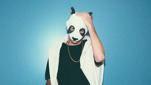 Rapper Cro zeigt sich ohne Panda-Maske