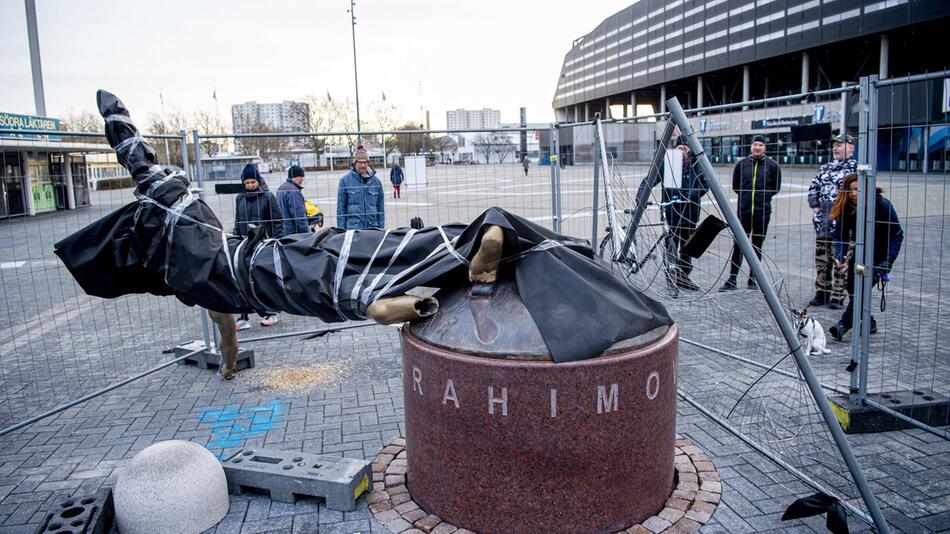 Ibrahimovic-Statue in Malmö an den Füßen abgesägt