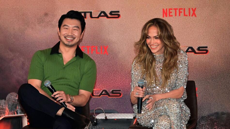 Jennifer Lopez neben ihrem Co-Star Simu Liu bei der Presse-Konferenz zu ihrem Film "Atlas" in ...