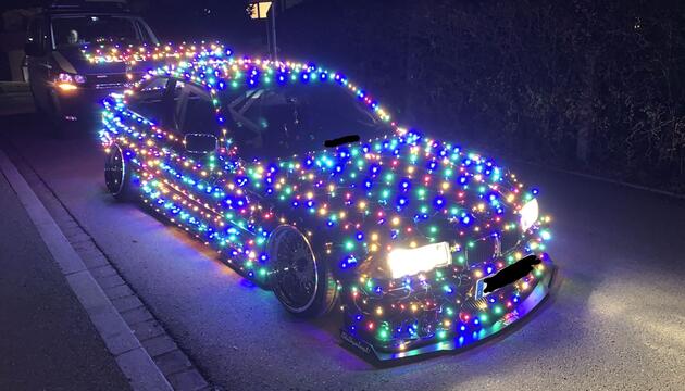 Getuntes Auto unterwegs als rollender Christbaum