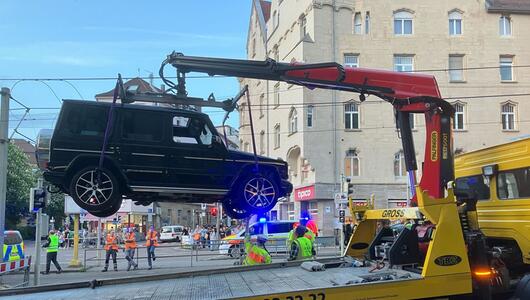 Auto fährt in Personengruppe