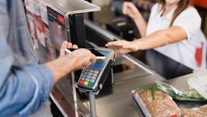 Kunde zahlt an Kasse per Smartphone
