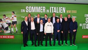 Bei der Premiere von "Ein Sommer in Italien - WM 1990" feierten die Fußballstars zusammen in ...