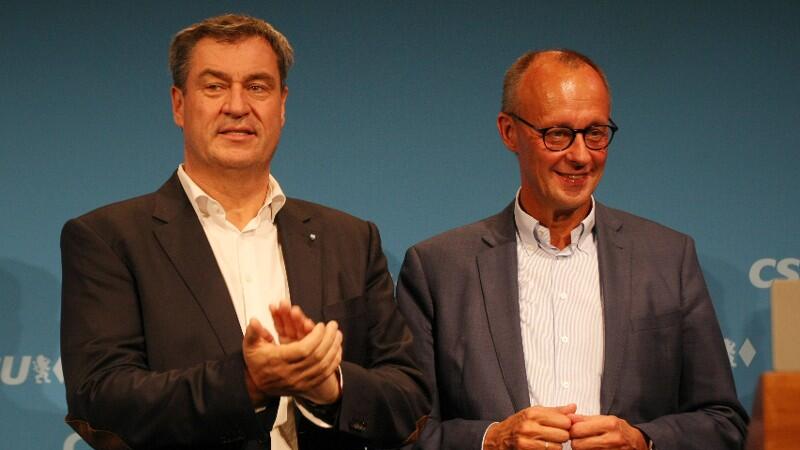 Markus Söder und Friedrich Merz stehen nebeneinander.