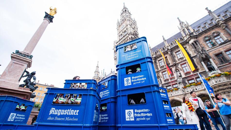 Leer getrunkenes Bier wird am Münchner Marienplatz gestapelt.