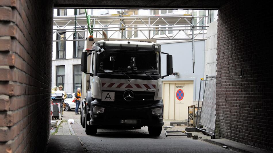 Müllwagen fährt gegen Baugerüst