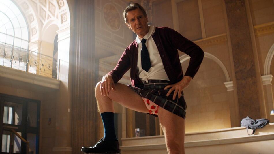 Liam Neeson als Schulmädchen im "Die nackte Kanone"-Trailer.