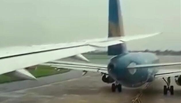 Tragfläche schneidet Seitenruder auseinander: Flugzeug-Crash an Flughafen in Vietnam