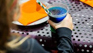 Kind trinkt ein Slush-Eis bei einem Kindergeburtstag