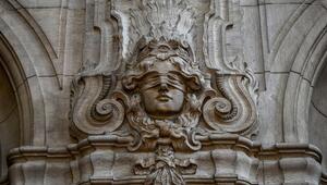 Justitia mit verbundenen Augen