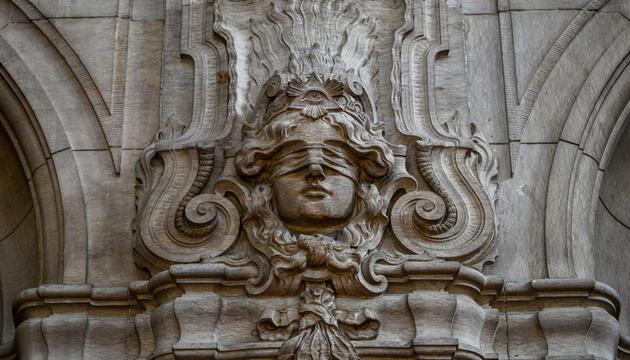 Justitia mit verbundenen Augen