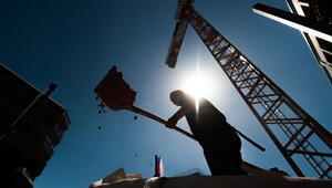 Bauarbeiter arbeitet bei Hitze auf einer Baustelle