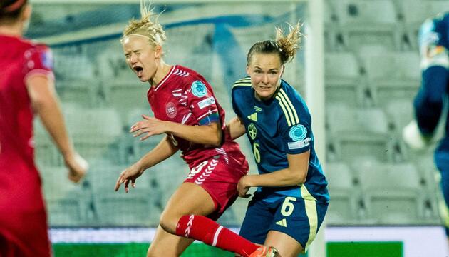 Dänemarks Pernille Harder und Schwedens Magdalena Eriksson im Zweikampf.