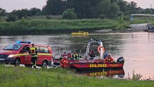 Schreckmoment auf Elbe: Auto rollt von Fähre ins Wasser