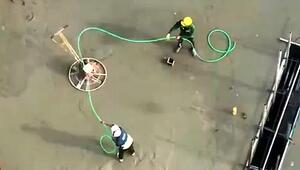 Außer Kontrolle: Arbeiter wollen Betonglätter einfangen