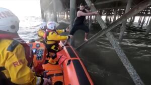 Von Flut überrascht: Retter befreien Kinder unter Pier in England