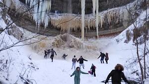 Panik am Wasserfall: Riesige Eiszapfen stürzen auf Familien herab