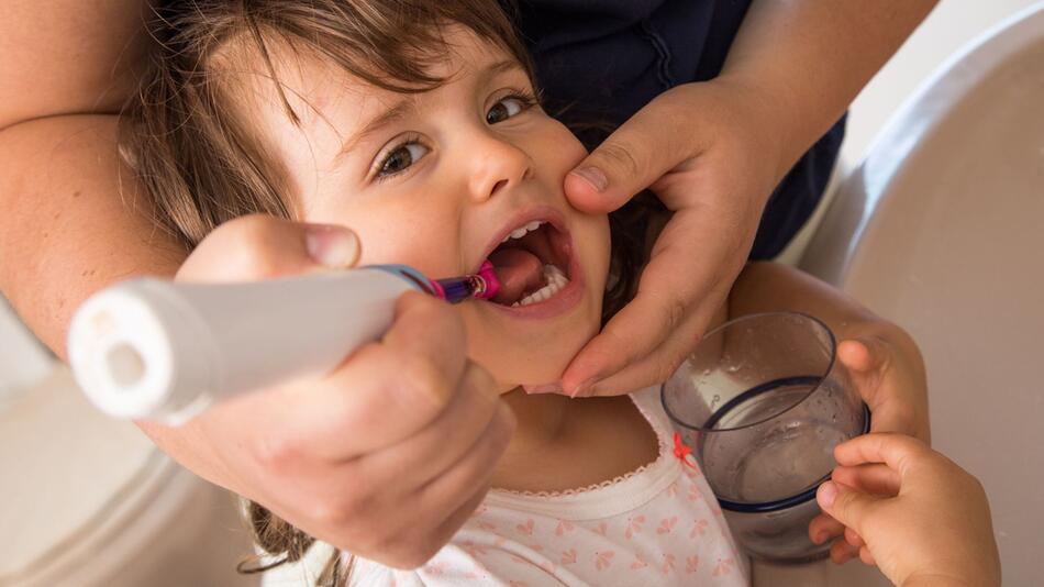 Zu viel Fluorid? Zahnpasta für Kids sollte nach nichts schmecken