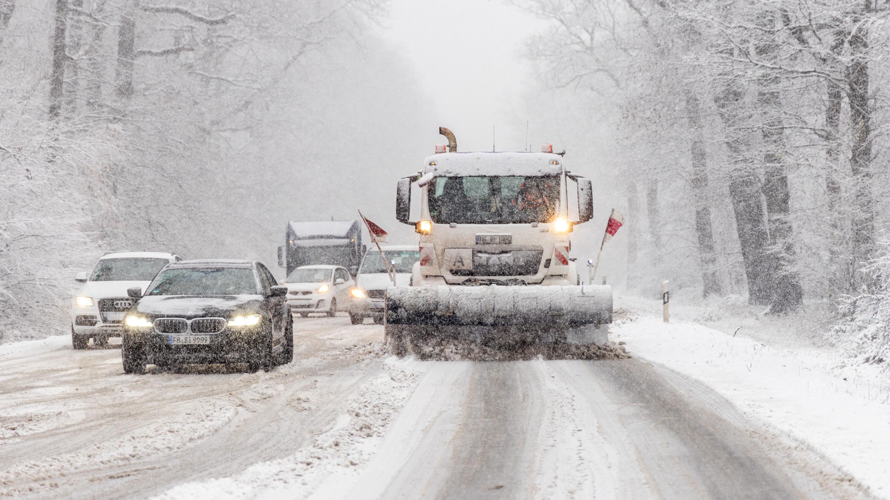 Wintereinbruch in Teilen Deutschlands: Unfälle und Menschen in Not