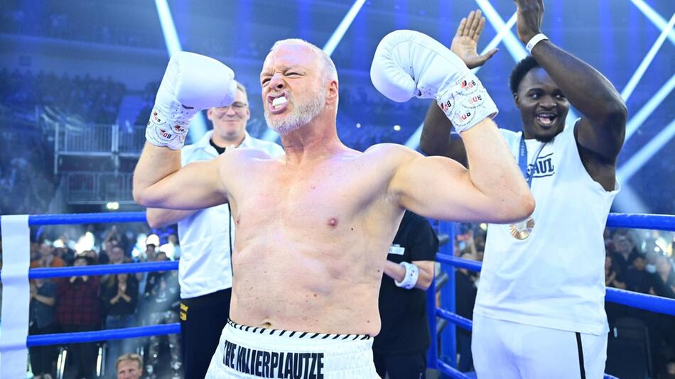 Stefan Raab gab sich vor dem von RTL übertragenen Boxkampf siegessicher und ließ seine Muskeln ...