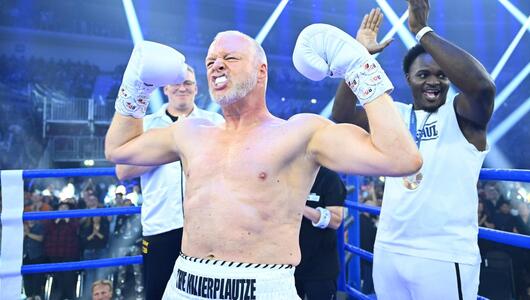 Stefan Raab gab sich vor dem von RTL übertragenen Boxkampf siegessicher und ließ seine Muskeln ...