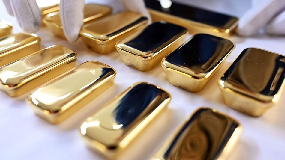 Frisch gegossene Goldbarren in Pforzheim